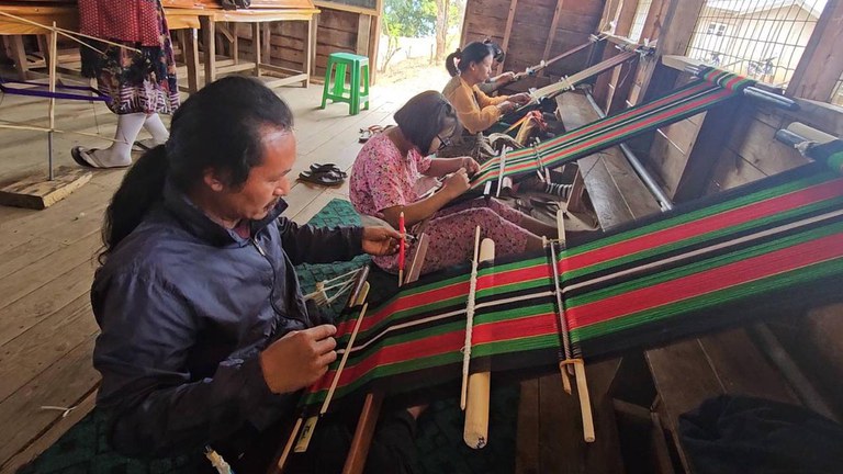 တီးတိန်မြို့နယ် စီးယင်းဒေသ ထုတ်လိုင်ကျေးရွာတွင် ချင်းရိုးရာ ဂျပ်ခုတ်သင်ရက်ကန်းပညာ သင်ကြားနေကြသူများကို ၂၀၂၄ ခုနှစ်၊ ဧပြီလ ၁၁ ရက်နေ့က တွေ့ရစဥ်။ (Photo: RFA)