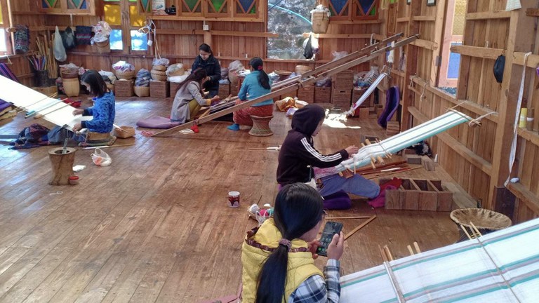 ချင်းရိုးရာ ဂျပ်ခုတ်အထည်များအား ရက်ကန်းတွင် ယက်လုပ်နေသူများအား တွေ့ရစဥ်။ (Photo : Anna Biak Tha Mawi)