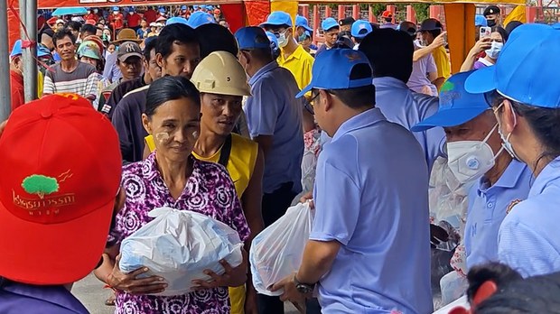 မဲဆောက်မြို့က တရုတ်ကုန်သည်တွေ မြန်မာတစ်သောင်းကျော်ကို စားစရာလှူဒါန်း မဲဆောက်မြို့က တရုတ်ကုန်သည်တွေ မြန်မာတစ်သောင်းကျော်ကို စားစရာလှူဒါန်း