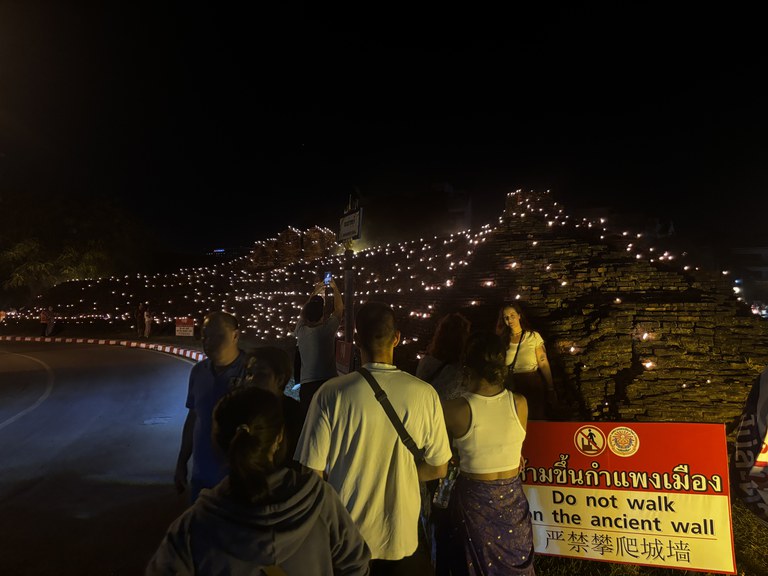 ထိုင်းနိုင်ငံ ချင်းမိုင်မြို့တွင် လွယ်ကထုံ ခေါ် မီးမျှောပွဲတော် လာရောက်လည်ပတ်သူများအား၂ဝ၂၄ ခုနှစ် နိုဝင်ဘာ ၁၅ ရက်နေ့က တွေ့ရစဉ်။ (Photo : RFA)