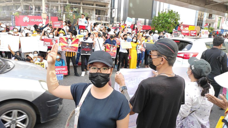 ၂၀၂၁ ခုနှစ် စစ်တပ်အာဏာသိမ်းပြီးနောက်ပိုင်း ဆန္ဒပြပွဲတစ်ခုတွင် မဘုတ်ဘုတ်အားတွေ့ရစဉ်။ (Photo: RFA)