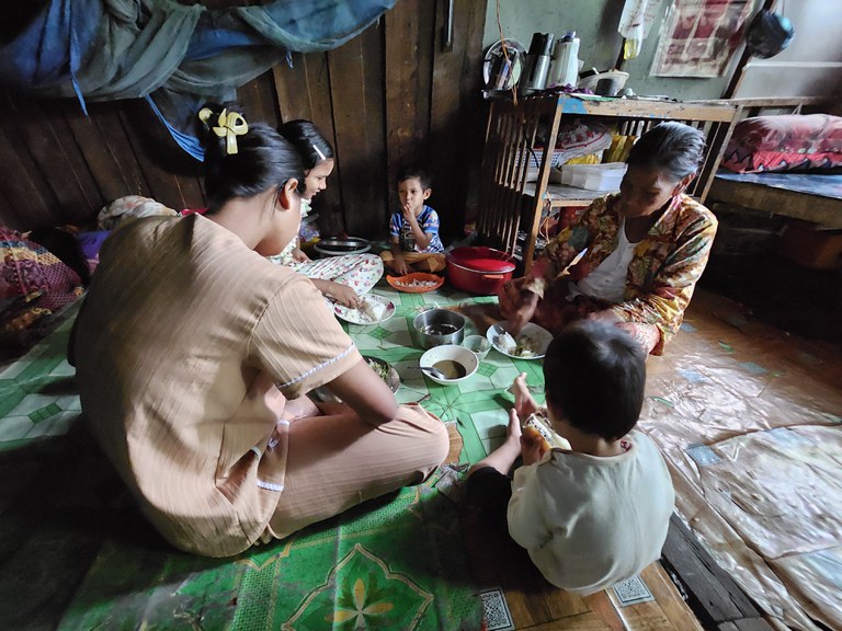 ဒလမြို့နယ်ရှိ ဝန်ထမ်းအိမ်ရာတွင် နေထိုင်သည့် ဒေါ်ညိုတို့ မိသားစုကို ၂၀၂၄ ခုနှစ်  ဇူလိုင်လ ၂၂ ရက်နေ့က တွေ့ရစဉ်။ (Photo: RFA)