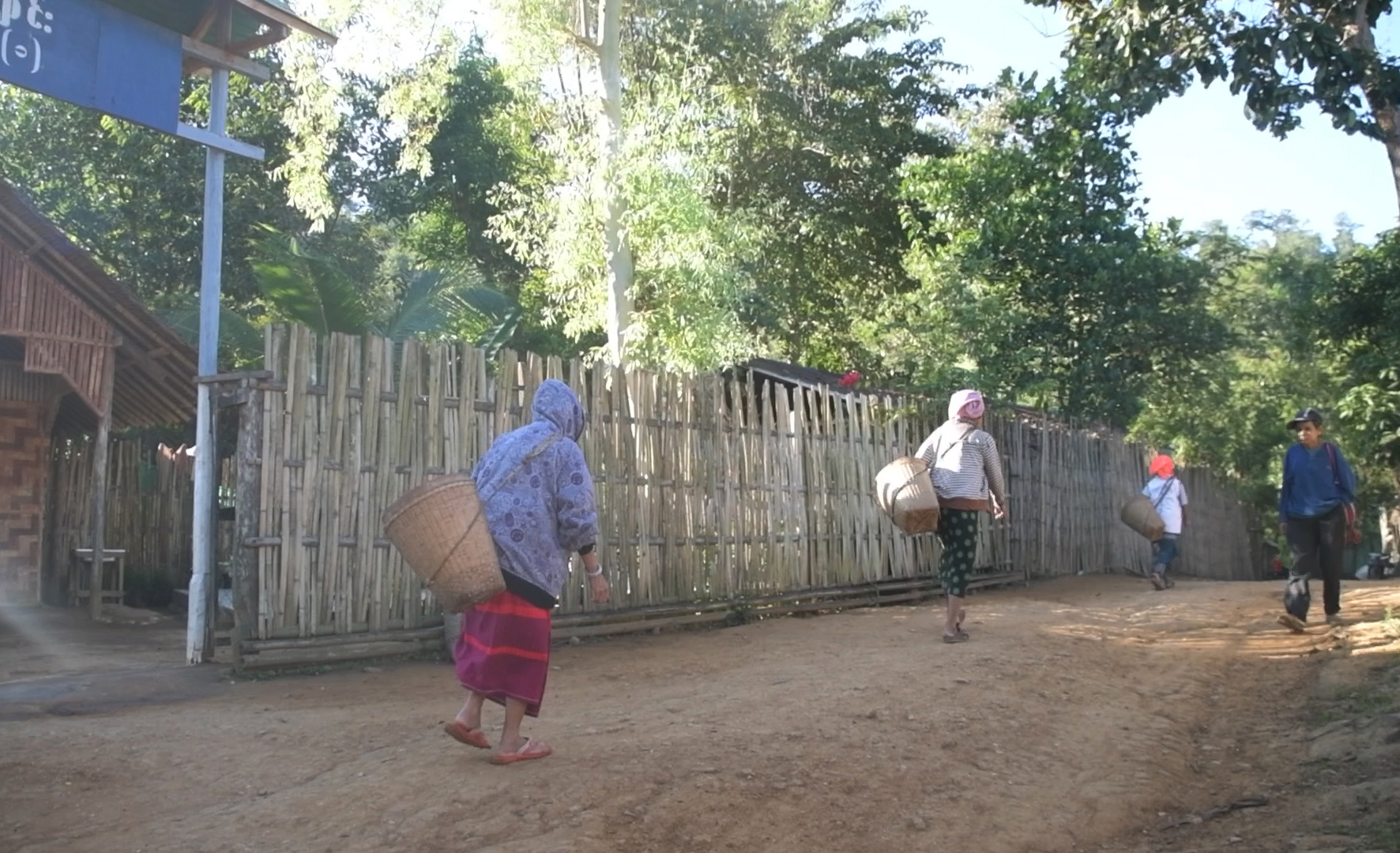 (ထိုင်း-မြန်မာနယ်စပ် ကရင်နီဒုက္ခသည်စခန်း အမှတ် (၁) မှာ သွားလာနေသူတွေကို တွေ့ရစဉ်)