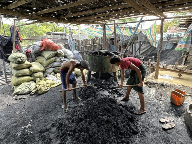 မန္တလေးမြို့၊ ပြည်ကြီးတံခွန်မြို့နယ်တွင် သစ်တောပြုန်းတီးမှုကို လျှော့ချပေးနေသည့် တစ်နိုင်တစ်ပိုင် လောင်စာလုပ်ငန်းအား ၂၀၂၄ ခုနှစ်၊ ဇွန်လ ၁၂ ရက်နေ့က တွေ့ရစဉ်။ (RFA Photo)