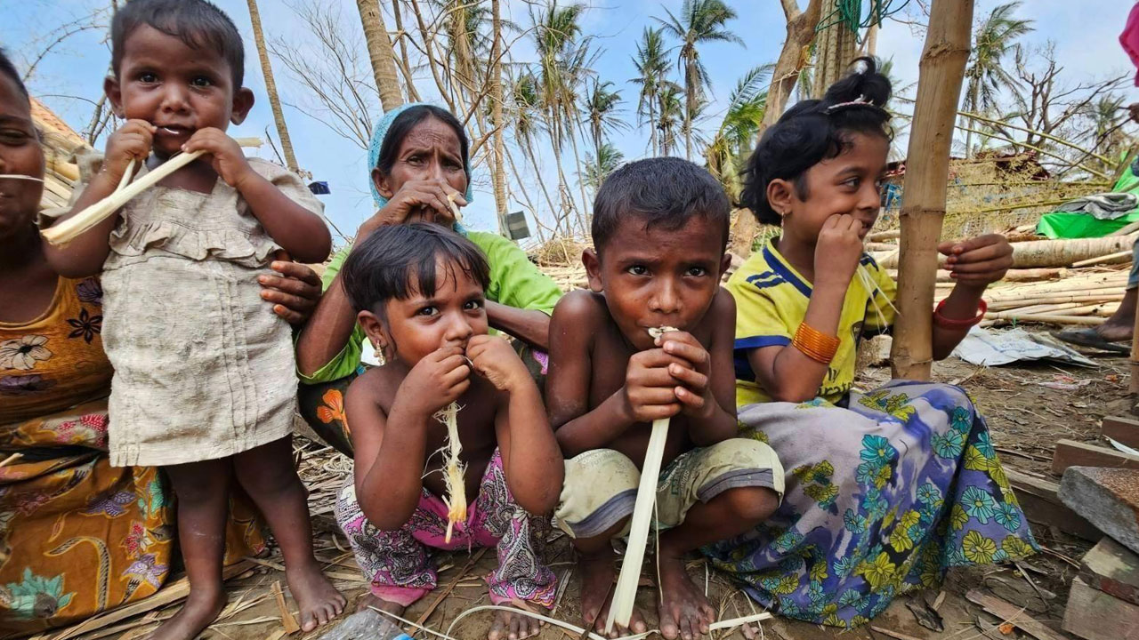 စစ်တွေမြို့နယ်၊ ဘုမေအုပ်စု၊ သဲချောင်းအုန်းတောရွာမှ ရိုဟင်ဂျာကလေးငယ်များအား ၂၀၂၃ ခုနှစ်၊ မေလ ၂၀ ရက်နေ့က တွေ့ရစဉ်။ (Photo: RFA)