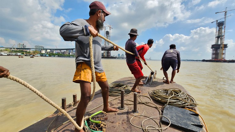 ရန်ကုန်မြစ်အတွင်း ရေငုပ်ပြီး သံတိုသံစရှာဖွေနေသည့် ရေငုတ်သမားများအား ၂၀၂၃ ခုနှစ်၊ နိုဝင်ဘာလ  ၂၁ ရက်နေ့က တွေ့ရစဉ်။ (Photo: RFA)