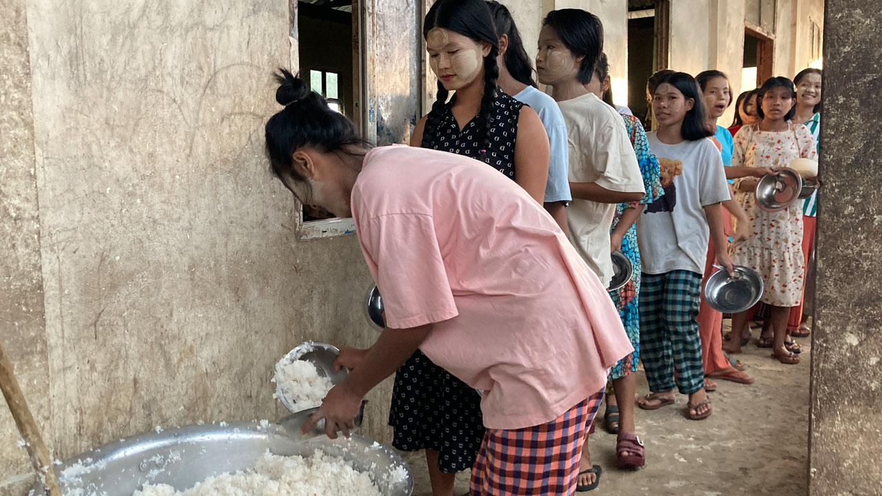 ရခိုင်ပြည်နယ်၊ မောင်တောမြို့နယ်ရှိ နံသာတောင်ပညာဒါနပရဟိတ‌ကျောင်းမှ ကျောင်းသူအချို့အား ၂၀၂၃ ခုနှစ်၊ အောက်တိုဘာလ ၆ ရက်နေ့က တွေ့ရစဉ်။ (Photo: RFA)