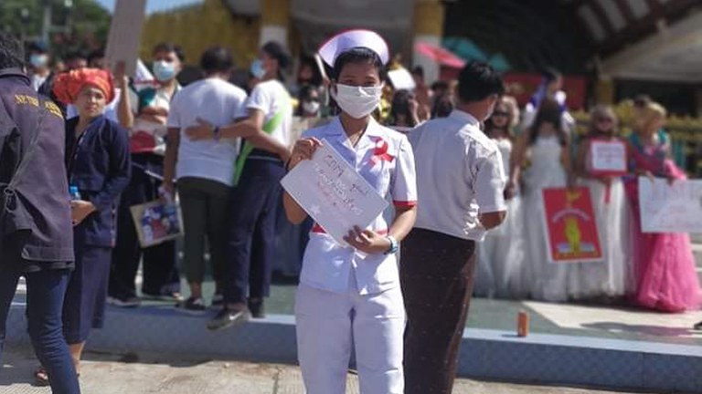 အမျိုးသမီး သူနာပြု မအိဇင်အား တွေ့ရစဉ်။ (Citizen Photo)
