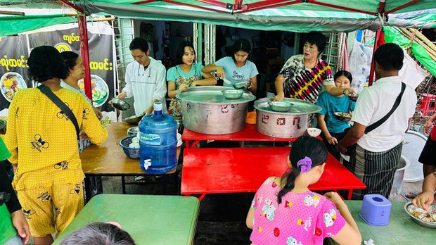အမျိုးသမီးငယ်တစ်ဦးရဲ့ ငါးရာကျပ်တန် ထမင်းဆိုင် အမျိုးသမီးငယ်တစ်ဦးရဲ့ ငါးရာကျပ်တန် ထမင်းဆိုင်