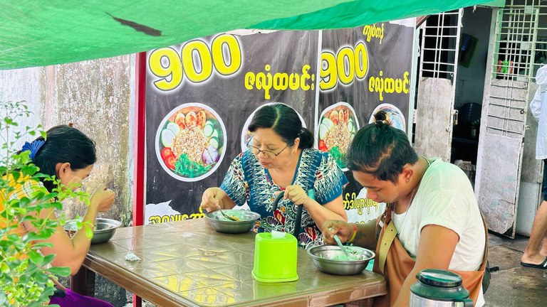 ရန်ကုန်တိုင်း တာမွေမြို့နယ်မှ ငွေလဝန်း ငါးရာကျပ်တန် ထမင်းဆိုင်အား ၂၀၂၄ ခုနှစ်၊ ဩဂုတ်လ ၂၂ ရက်နေ့က တွေ့ရစဉ်။ (RFA Photo)