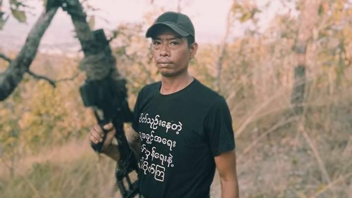 ရှေ့တန်းစစ်မြေပြင်တစ်နေရာတွင် တွေ့ရသည့် တပ်မတော်သားဟောင်း ကိုအောင်ကြီး။ (Photo: Citizen Journalist)
