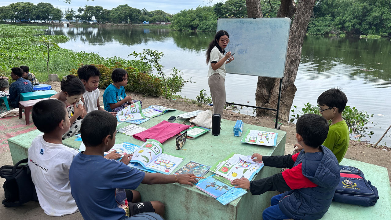 မန္တလေးတိုင်း၊ ချမ်းမြသာစည်မြို့နယ်၊ ကန်တော်ကြီး အရှေ့ဘက် ကန်ပတ်လမ်းနံဘေးတွင် သင်ကြားပေးနေသည့် အခမဲ့ စာသင်ဝိုင်းတစ်ခုကို ၂၀၂၄ ခုနှစ်၊ နိုဝင်ဘာလ ၂၀ ရက်နေ့တွင် တွေ့ရစဉ်။ (Photo: RFA)