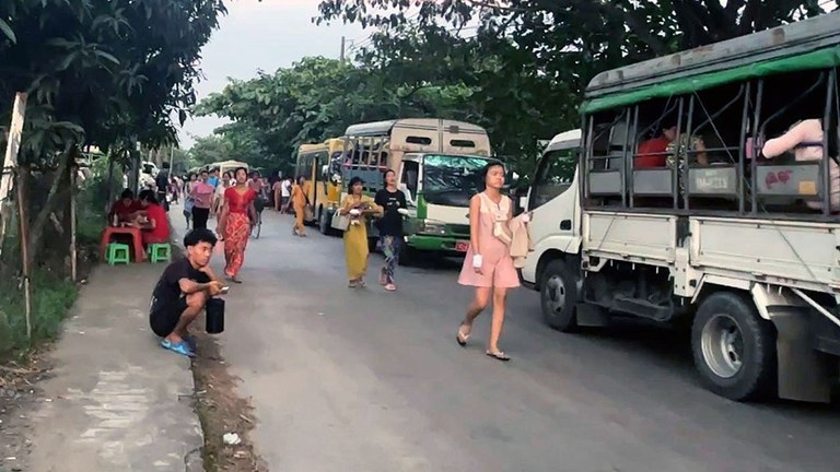 garment factory.jpg ရန်ကုန်တိုင်း၊ အင်းစိန်မြို့နယ်ရှိ အထည်ချုပ်စက်ရုံဝန်ထမ်းများအား ၂၀၂၃ ခုနှစ်၊ ဒီဇင်ဘာလ ၁၃ ရက်နေ့က တွေ့ရစဉ်။ (Photo : RFA)
