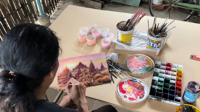 ကျောက်ပန်းချီရေးဆွဲနေသော ကိုလင်းလင်းအား ၂၀၂၄ ခုနှစ်၊ ဇူလိုင်လ ၁၆ နေ့ကတွေ့ရစဥ်။ (Photo: RFA)