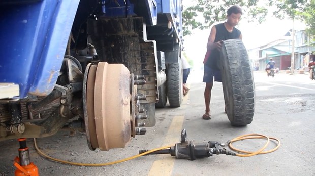 စီးပွားရေးထိခိုက်နေတဲ့ ကလေးမြို့က လေထိုးကျွတ်ဖာလုပ်ငန်း