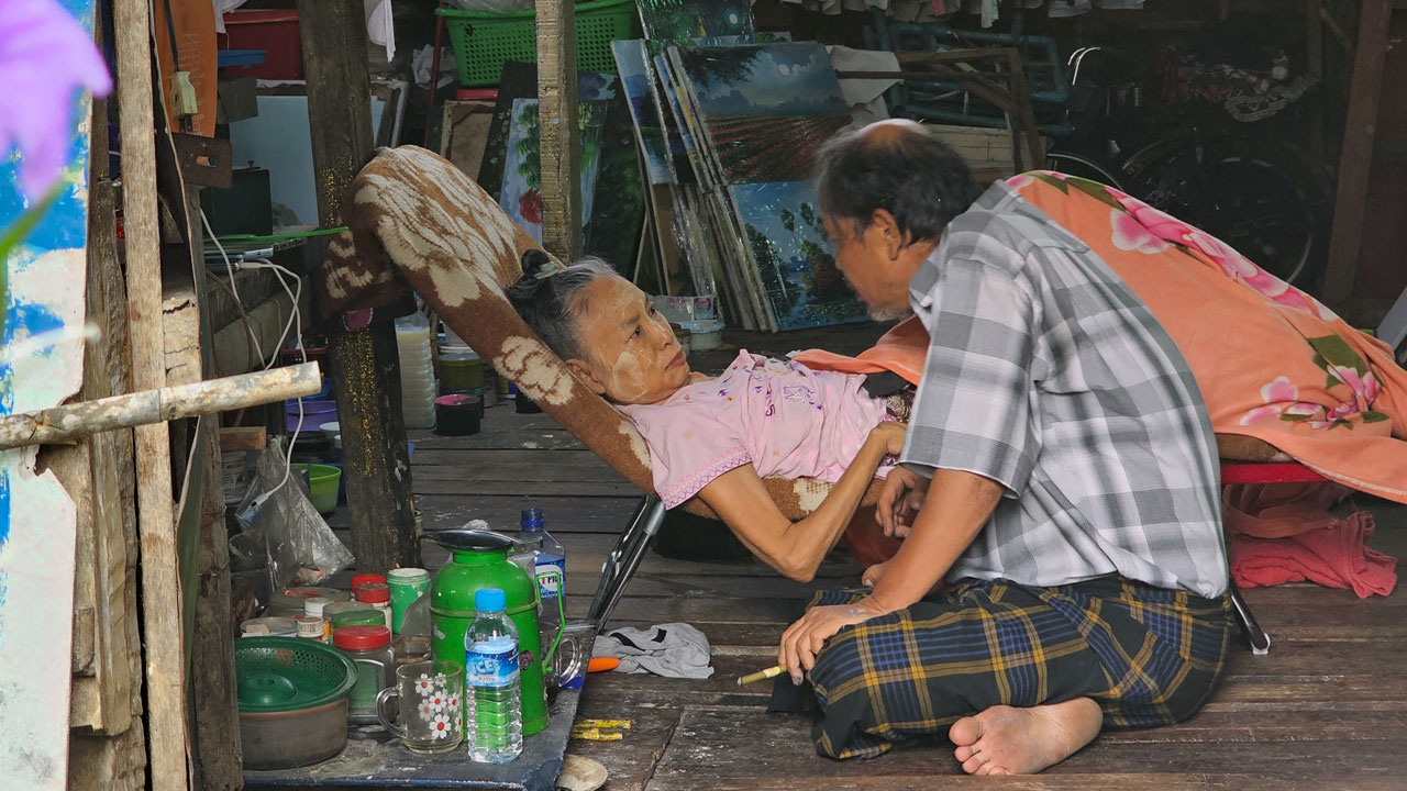 ရန်ကုန်တိုင်း၊ အင်းစိန်မြို့နယ်မှာ နေထိုင်သည့် ပန်းချီဆရာ ဦးဌေးကြည်နှင့် ဇနီးဖြစ်သူ ဒေါ်နွယ်နွယ်ဦးတို့အား ၂၀၂၃ ခုနှစ်၊ ဇွန်လ ၁၃ ရက်နေ့က တွေ့ရစဉ်။ (Photo: RFA)