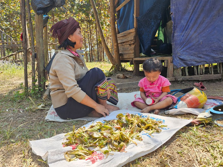 တောတောင်တွေထဲတွင် ခိုလှုံနေထိုင်နေကြရသည့် ခိုင်ကမ်းမြို့မှ စစ်ဘေးဒုက္ခသည် သားအမိနှစ်ဦး။ (Photo: RFA)