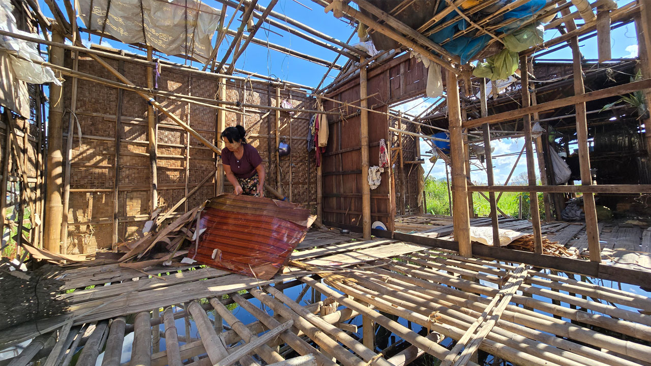 ရှမ်းပြည်နယ်တောင်ပိုင်း၊ ညောင်ရွှေမြို့နယ်၊ အင်းလေးကန်တွင် ရေကြီးမှုကြောင့် ပျက်စီးသွားသည့် နေအိမ်မှ ကျန်ရှိနေသည့်ပစ္စည်းအချို့ကို ကောက်ယူနေသည့် ဒေါ်ခင်ဆွေဝင်းအား ၂၀၂၄ ခုနှစ်၊ ဒီဇင်ဘာလ ၂၉ ရက်နေ့တွင် တွေ့ရစဉ်။ (Photo: RFA)
