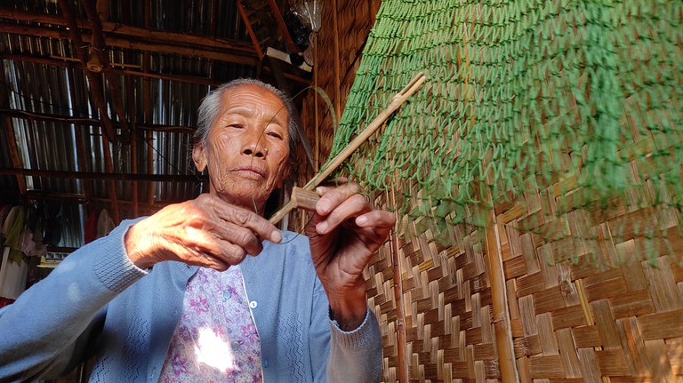 innlay fishing net ညောင်ရွှေမြို့နယ်၊ အိုင်ထောင့်ကြီးရွာမှ အင်းလေးရိုးရာဆောင်းပိုက် လုပ်ငန်း လုပ်ကိုင်သူ ၂၀၂၃ ခုနှစ် ဖေဖော်ဝါရီလ ၂၆ ရက်နေ့က တွေ့ရစဉ်။ (Photo: RFA)