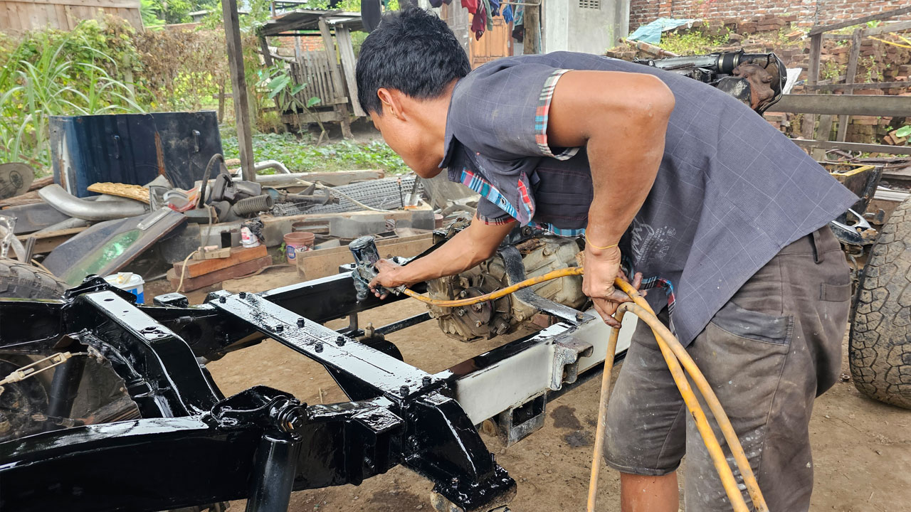 စစ်ကိုင်းတိုင်း ကလေးမြို့ စက်မှုဇုန်ရှိ  ဟိုင်မွာလ်ကား (HaiMual) ပြင်ဆင်ထုတ်လုပ်သည့်လုပ်ငန်းခွင်တစ်နေရာကို ၂၀၂၃ ခုနှစ်၊ ဒီဇင်ဘာလအတွင်းက တွေ့ရစဉ်။ (Photo: RFA)