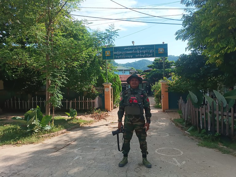 သပိတ်ကျင်းမြို့နယ်ရှိ ရှေ့တန်းစစ်မြေမြင်မှာ မှတ်တမ်းတင်ရိုက်ကူးနေသည့် ကိုမင်းခန့်ကျော်အား တွေ့ရစဉ်။ (Photo : Facebook / Min Khant Kyaw)