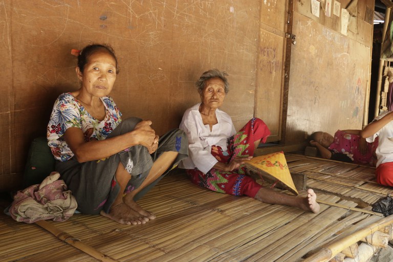 လိုင်ဇာအနီးက ဂျေယန်စစ်ဘေးဒုက္ခသည်စခန်းမှာ ခိုလှုံနေထိုင်ကြသည့် သက်ကြီးရွယ်အို စစ်ဘေးဒုက္ခသည်များကို ၂၀၂၃ ခုနှစ် မေလ ၈ ရက်နေ့က တွေ့ရစဉ်။ (Photo: RFA)