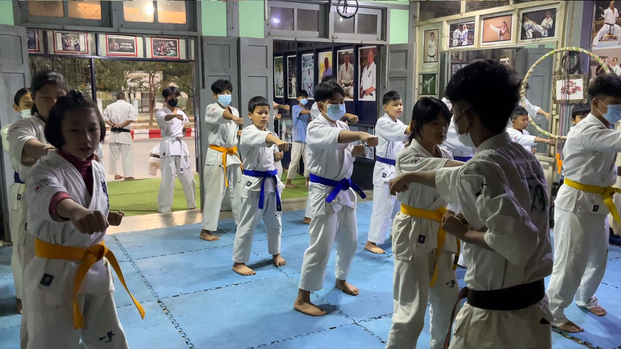 ကချင်ပြည်နယ်၊ မြစ်ကြီးနားမြို့၊ ဇိုင်ဝန်ပေါင် (Zai Wunpawng) ကရာတေးကလပ်မှာ ကိုယ်ခံပညာသင်ကြားနေသူအချို့ကို ၂၀၂၃ ခုနှစ်၊ ဖေဖော်ဝါရီလ ၇ ရက်နေ့က တွေ့ရစဉ်။