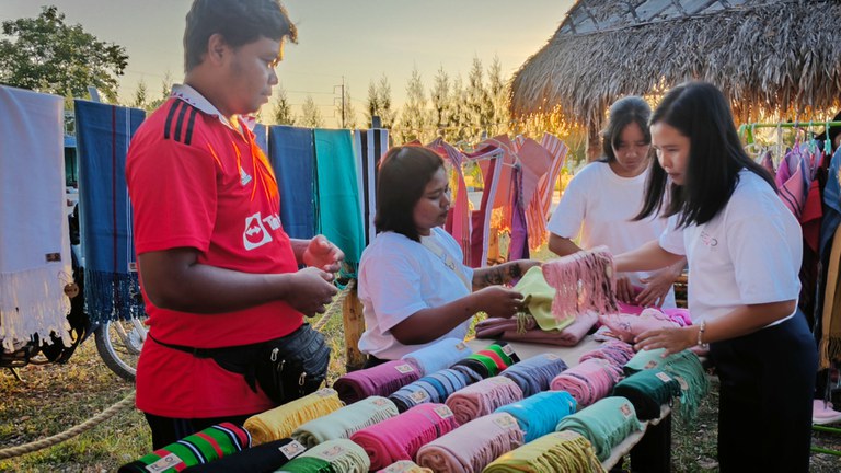 ၂ဝ၂၄ ခုနှစ် အောက်တိုဘာလ ၃ဝ ရက်နေ့က မဲဆောက်မြို့တွင် ကျင်းပခဲ့သည့် ကရင်ရိုးရာဂျပ်ခုတ်ထည်ရောင်းချပွဲ မြင်ကွင်းတစ်ခု။ (Photo: RFA)