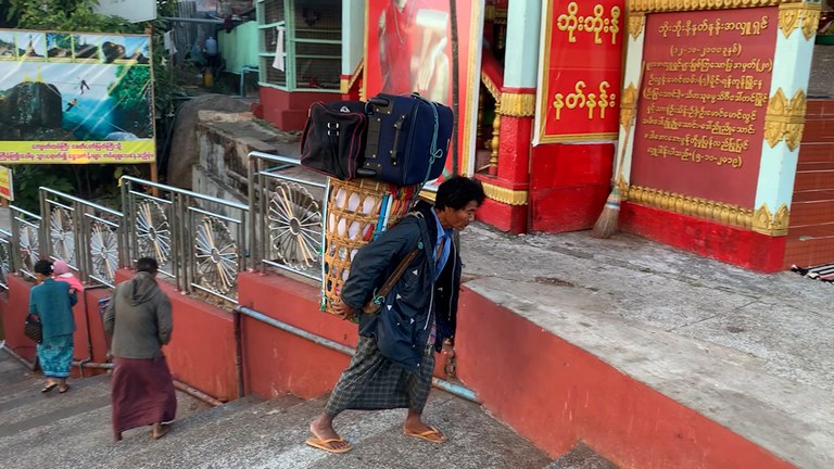 ၂ဝ၂၄ ခုနှစ် ဇန်နဝါရီလ ၁ ရက်နေ့က မြင်တွေ့ရသည့် ကျိုက်ထီးရိုးဘုရားမှ အထမ်းသမားတစ်ဦး။ (Photo: RFA)