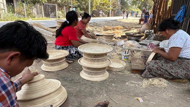 အင်းဝမြို့ဟောင်း ဟံသာဝတီရွာအုပ်စု ရပ်တန်းရပ်ကွက်တွင် ယွန်းထည်လုပ်ငန်းကို လုပ်ကိုင်နေကြသူအချို့အား ၂၀၂၄ ခုနှစ်၊ ဧပြီလ ၂၄ ရက်နေ့က တွေ့ရစဥ်။ (Photo: RFA)