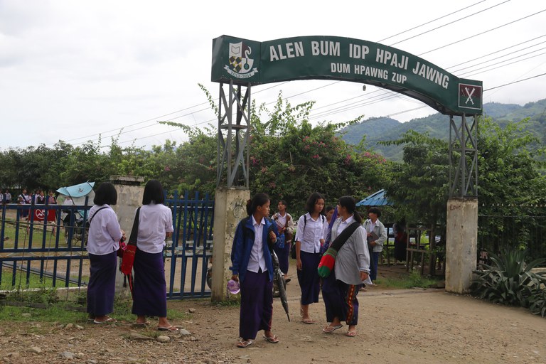 လိုင်ဇာမြို့နယ် စစ်ဘေးဒုက္ခသည်များအတွက် ဖွင့်လှစ်ထားသည့် အလျဲန်ဘွမ် (Alen Bum) အထက်တန်းကျောင်းမှ ကျောင်းသား၊ ကျောင်းသူများအား ၂၀၂၃ ခုနှစ် ဇွန် ၂၂ ရက်နေ့က တွေ့ရစဉ်။ (Photo: RFA)