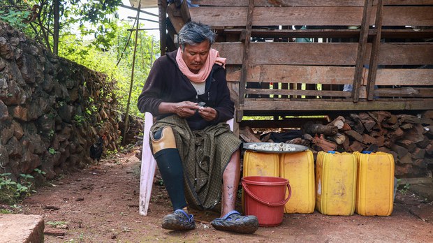 ဖခင်ဖြစ်သူ မြေမြှုပ်မိုင်းနင်းမိလို့ စိတ်ထိခိုက်နေတဲ့ မိသားစု ဖခင်ဖြစ်သူ မြေမြှုပ်မိုင်းနင်းမိလို့ စိတ်ထိခိုက်နေတဲ့ မိသားစု