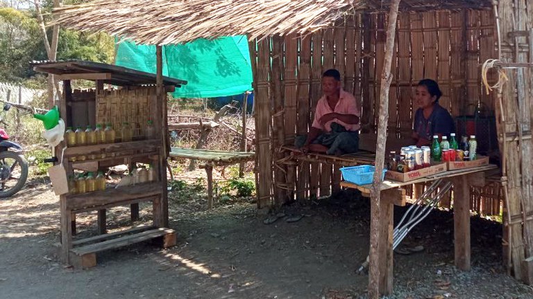 မကွေးတိုင်း၊ ဆောမြို့နယ်၊ ကံချောင်းရွာမှ မြေမြှုပ်မိုင်းကြောင့် ခြေတစ်ဖက် ဆုံးရှုံးခဲ့ရသည့် ဒေါ်ခင်ထွေးကြည်အား ၂၀၂၄ ခုနှစ်၊ မတ်လက တွေ့ရစဉ်။ (Photo : RFA)