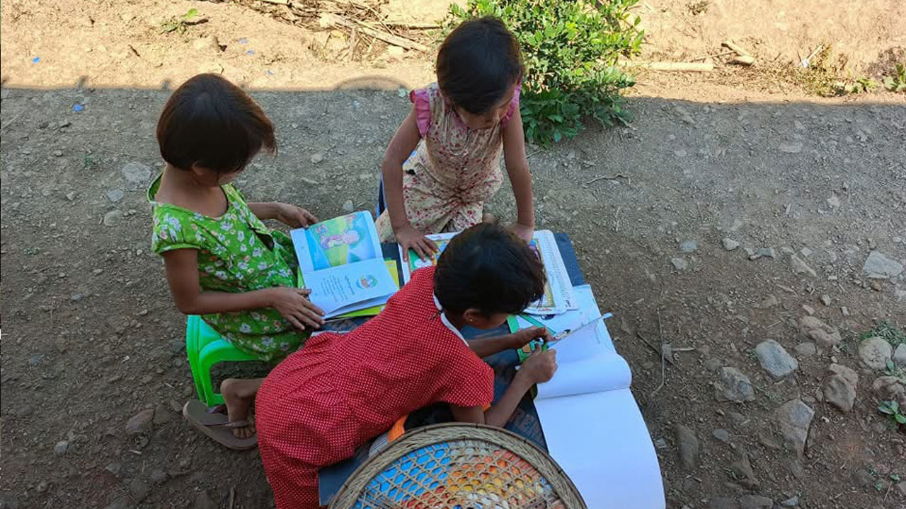 "နွေဦးခရီးသည်" စာကြည့်တိုက်တွင် လာရောက်စာဖတ်နေကြသည့် ကလေးငယ်အချို့အား ၂၀၂၅ ခုနှစ်၊ ဇန်နဝါရီလ ၂၀ ရက်နေ့တွင် တွေ့ရစဉ်။ (ဓာတ်ပုံ - နွေဦးခရီးသည်)
