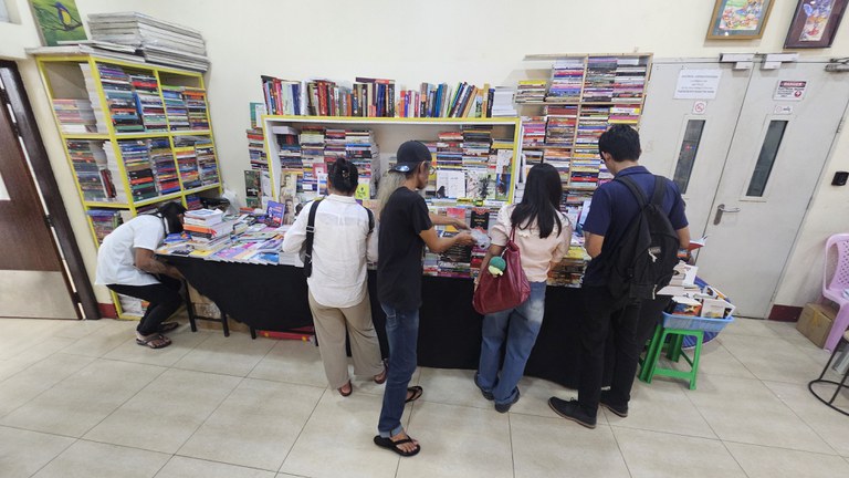 library-in-yangon.jpg ရန်ကုန်မြို့ လှည်းတန်းစင်တာ၊ ပထမထပ်မှ Hledan Art Space ဆိုသည့် စာအုပ်တန်းထဲတွင် ဗဂျီအိမ်အခမဲ့ ရွေ့လျားစာကြည့်တိုက်အား ၂၀၂၅ ခုနှစ်၊ မတ်လ ၅ နေ့က တွေ့ရစဉ်။ (Photo: RFA)