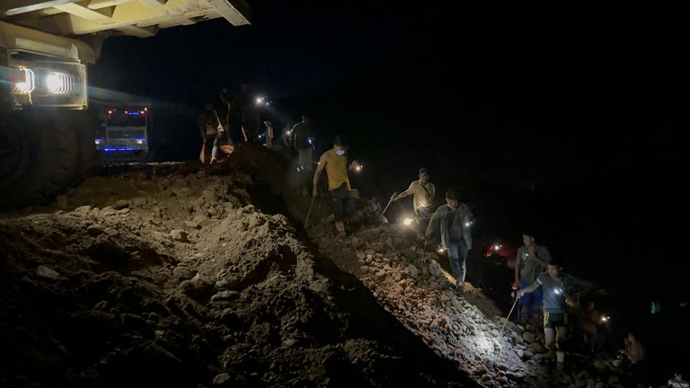 ဖားကန့်ဒေသ ကျောက်စိမ်းလုပ်ကွက်တစ်ခုရှိ စွန့်ပစ်မြေစာပုံတွင် ရေမဆေးကျောက် ရှာဖွေတူးဖော်နေသူအချို့အား ၂၀၂၃ ခုနှစ်၊ မေလ ၁၈ ရက်နေ့က တွေ့ရစဉ်။ (Photo: RFA)