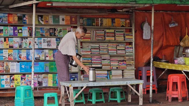ဖတ်ချင်ရင် ယူသွားဆိုတဲ့ ရန်ကုန်မြို့ လမ်းဘေးက စာပေဒါန ဖတ်ချင်ရင် ယူသွားဆိုတဲ့ ရန်ကုန်မြို့ လမ်းဘေးက စာပေဒါန
