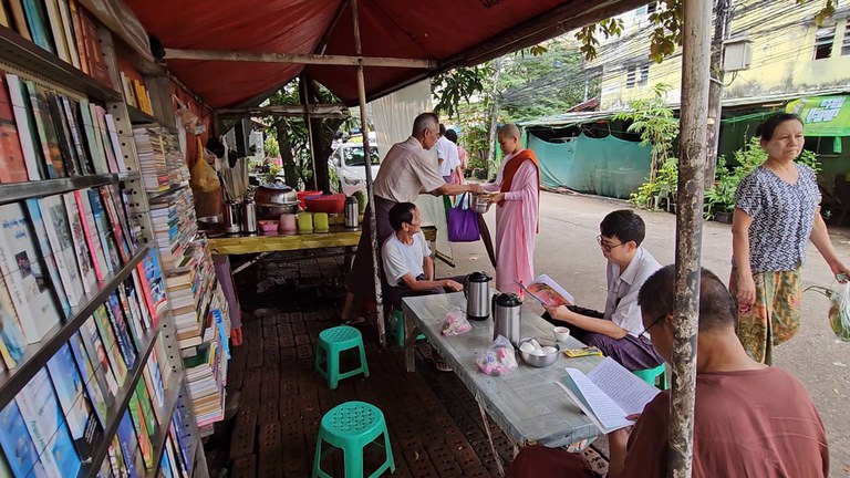 ကမာရွတ်မြို့နယ်၊ အမှတ် (၃) ရပ်ကွက်၊ ဗဟိုလမ်း၊ ဆိုက်ကားဂိတ် မှတ်တိုင်အနီးမှ “မနောဖြူ”  စာပေရေချမ်းစင်အား ၂၀၂၃ ခုနှစ် စက်တင်ဘာလ ၂၀ ရက်နေ့က တွေ့ရစဉ်။ (Photo: RFA)