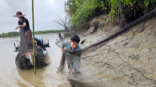 ပေါင်းမိုးလှေနဲ့ ရေထဲနေပြီး ဘဝရပ်တည်ကြသူများ