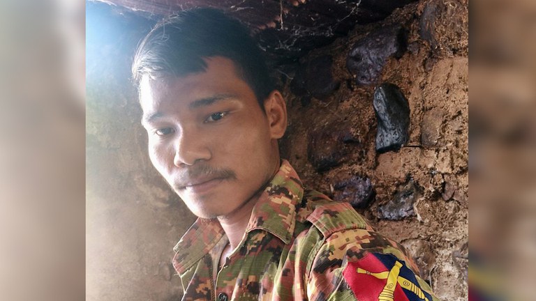 ရှေ့တန်းစစ်မြေပြင်တစ်နေရာတွင် တွေ့ရသည့် (CDM) စစ်သား ကိုနိုင်မိုး။ (Photo : ko Naing Moe)
