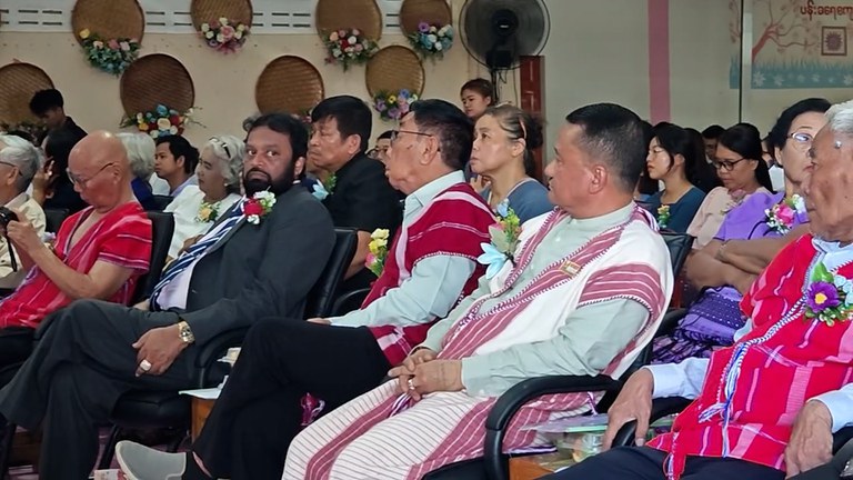 ၂၀၂၄ ခုနှစ် အောက်တိုဘာလ ၅ ရက်နေ့က ထိုင်းနိုင်ငံ မဲဆောက်မြို့က ဆာသူးလေ ရွှေ့ပြောင်းမြန်မာအထက်တန်းကျောင်း ၂၅ နှစ်ပြည့်အခမ်းအနား တက်ရောက်လာကြသူများအား တွေ့ရစဉ်။ (Photo : RFA)