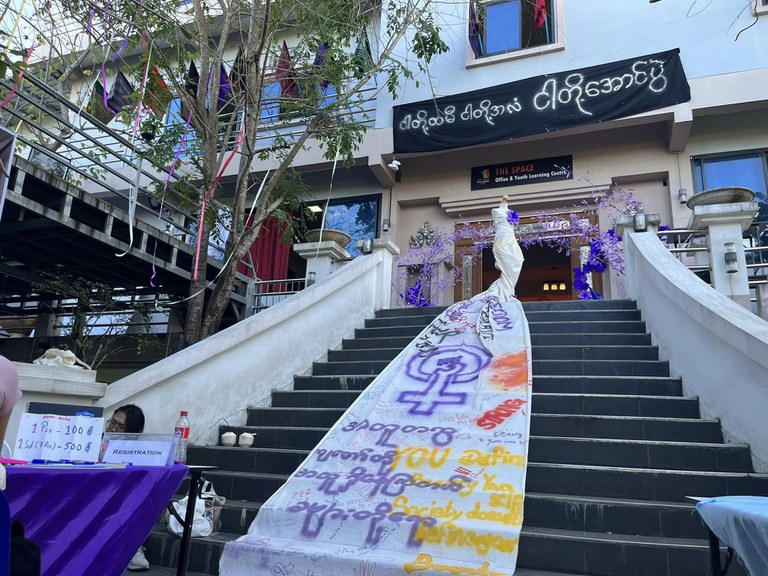 နိုင်ငံတကာအမျိုးသမီးများ အကြမ်းဖက်ခံရမှု ပပျောက်ရေးနေ့ အထိမ်းအမှတ် ထိုင်းနိုင်ငံ မဲဆောက်မြို့ရှိ  The Space ခန်းမမှာ ၂၀၂၃ ခုနှစ် ဒီဇင်ဘာလ ၆ ရက်နေ့က ဓာတ်ပုံနှင့် ပန်းချီ ပြပွဲ ပြုလုပ်နေစဉ်။(Photo : The Space - Youth Learning Center)