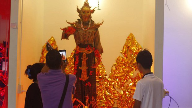 အမျိုးသမီးများအကြမ်းဖက်ခံရမှုပပျောက်ရေး ဓာတ်ပုံနဲ့ ပန်းချီပြပွဲ မဲဆောက်မြို့မှာကျင်းပ အမျိုးသမီးများအကြမ်းဖက်ခံရမှုပပျောက်ရေး ဓာတ်ပုံနဲ့ ပန်းချီပြပွဲ မဲဆောက်မြို့မှာကျင်းပ
