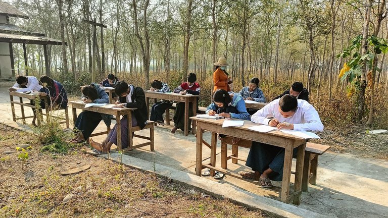 မကွေးတိုင်း၊ ဂန့်ဂေါမြို့နယ်၊ သာလင်းရွာ ဘုန်းတော်ကြီးကျောင်းတွင် ပညာသင်ကြားနေသည့် ကျောင်းသူ၊ ကျောင်းသားများအား ၂၀၂၄ ခုနှစ်၊ မတ်လ ၁၁ ရက်နေ့က တွေ့ရစဉ်။ (Photo: Citizen Journalist)