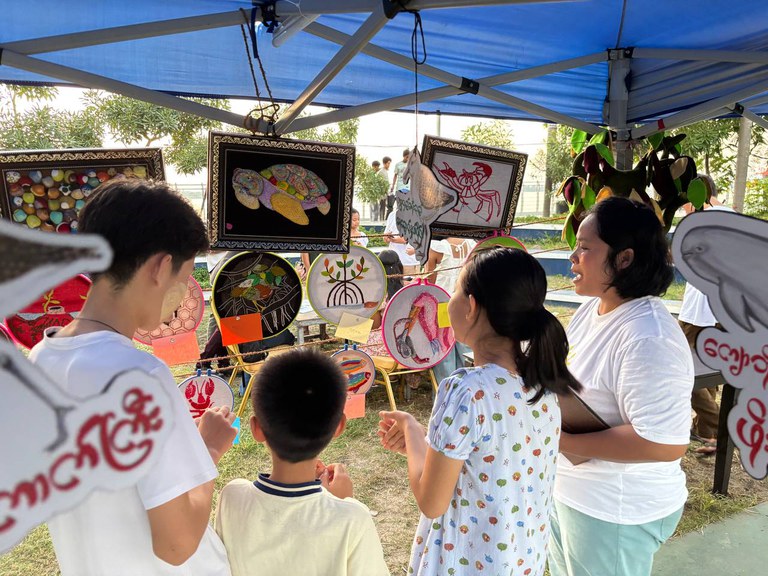 “ဒီရေတောအနုပညာ ပွဲတော်” ကို မွန်ပြည်နယ်၊ မော်လမြိုင်မြို့၊ ရာမညပန်းခြံတွင် ၂၀၂၄ ခုနှစ် နိုဝင်ဘာလ ၁၄ ရက်နေ့က ကျင်းပခဲ့သည်ကို တွေ့ရစဉ်။ (ဓာတ်ပုံ - ဒီရေတောအနုပညာ ပွဲတော်)