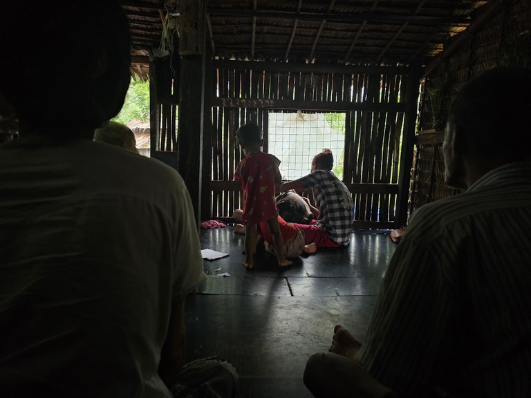 ဧရာဝတီတိုင်းတွင် ခင်ပွန်းဖြစ်သူ စစ်မှုထမ်းဆင့်ခေါ်ခံရပြီးနောက်ပိုင်း  စားဝတ်နေရေး ခက်ခဲကျပ်တည်းမှုဒဏ်ကို ရင်ဆိုင်နေကြရသည့်  မိသားစုဝင်များအား ၂၀၂၄ ခုနှစ် ဇွန်လ ၅ ရက်နေ့က တွေ့ရစဉ်။