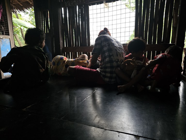 ဧရာဝတီတိုင်းတွင် ခင်ပွန်းဖြစ်သူ စစ်မှုထမ်းဆင့်ခေါ်ခံရပြီးနောက်ပိုင်း  စားဝတ်နေရေး ခက်ခဲကျပ်တည်းမှုဒဏ်ကို ရင်ဆိုင်နေကြရသည့်  မိသားစုဝင်များအား ၂၀၂၄ ခုနှစ် ဇွန်လ ၅ ရက်နေ့က တွေ့ရစဉ်။