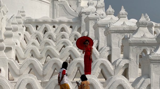 ခရီးသွားတွေကို ဓာတ်ပုံရိုက်ပေးပြီး ဝင်ငွေရှာတဲ့ မင်းကွန်းက လူငယ်များ ခရီးသွားတွေကို ဓာတ်ပုံရိုက်ပေးပြီး ဝင်ငွေရှာတဲ့ မင်းကွန်းက လူငယ်များ