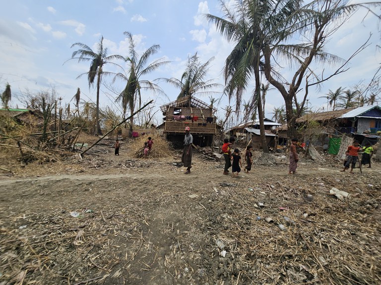 မိုခါမုန်တိုင်းကြောင့် ပျက်စီးသွားသည့် ရသေ့တောင်မြို့နယ်က ကူတောင်တိုက်နယ်အပိုင် ညောင်ပင်ကြီးရွာမှ နေအိမ်များကို ၂၀၂၃ ခုနှစ် မေလ ၂၄ ရက်နေ့က တွေ့ရစဉ်။ (Photo: RFA)