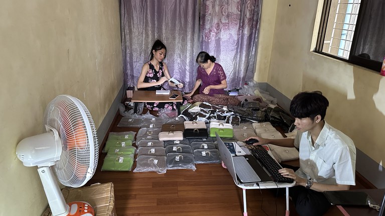 အွန်လိုင်းအရောင်းအဝယ်လုပ်နေသည့် မော်ဒယ်လ်စုမြတ်ရည် အား ၂၀၂၃ ခုနှစ် စက်တင်ဘာလ ( ) ရက်နေ့က တွေ့ရစဉ်။